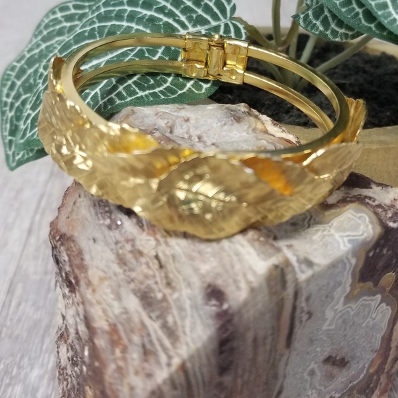 Gold leaves clamper style bracelet - Picture 8 of 8